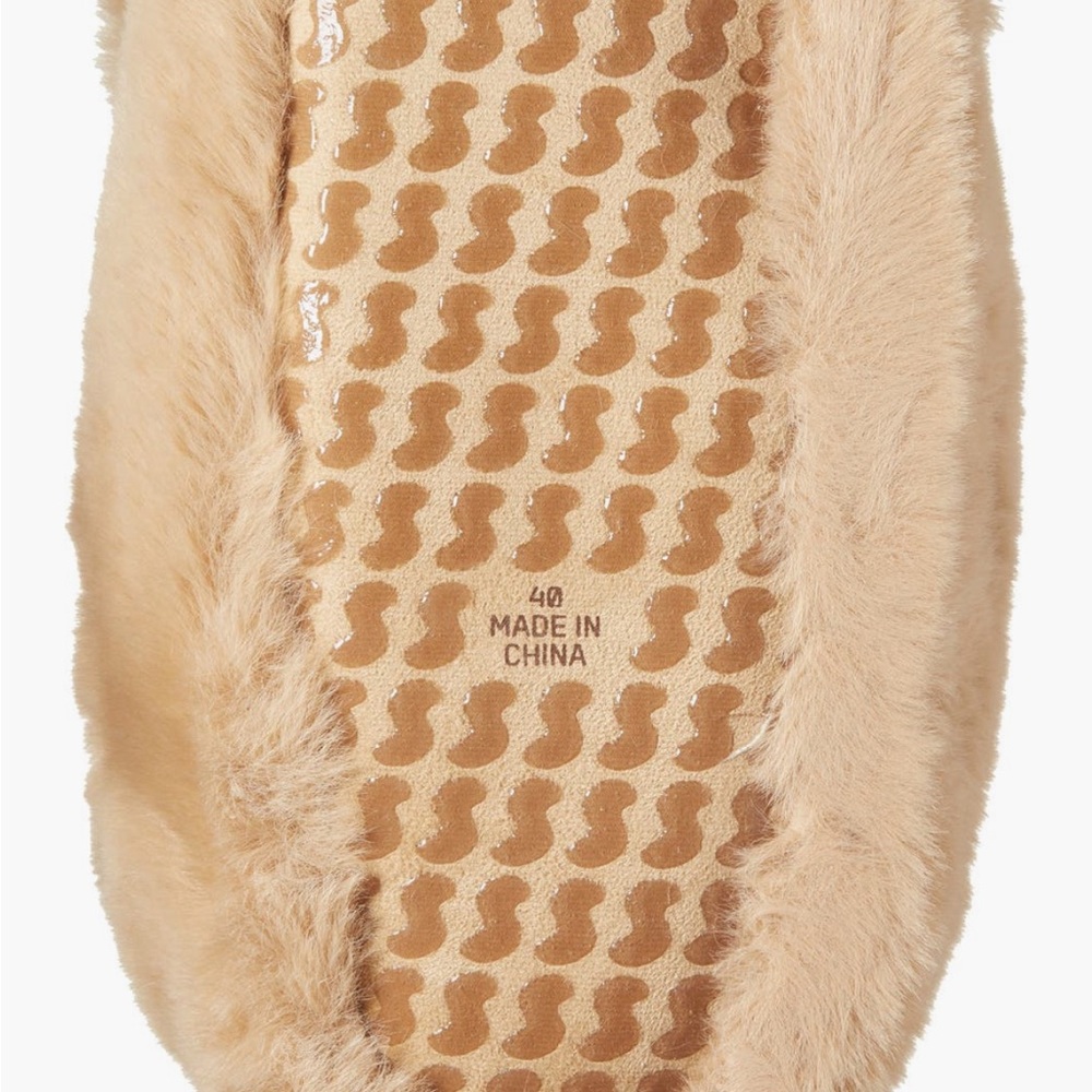 SKIMS Teddy Bear Slippers.  Shoes

Size 5 - Picture 3 of 4